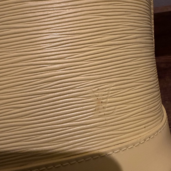 Louis Vuitton Alma - Picture 6 of 13